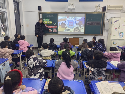 1701133850344038.jpg 二年级语文研讨课照片5.jpg