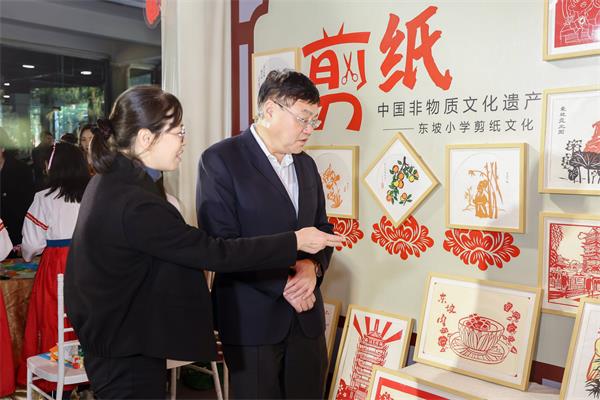 1701393005878868.jpg 中共四川省委教育工委副书记,教育厅党组成员、副厅长崔昌宏参观工作坊.jpg