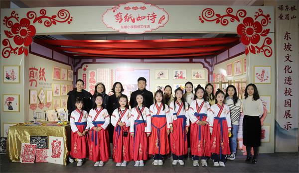 1701393102231125.jpg 区教体局党委副书记熊玉平、袁莉莉参观工作坊.jpg