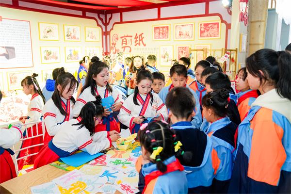 1701393146665742.jpg 东坡小学“剪纸如诗”剪纸工作坊很受欢迎,吸引了各校孩子们的目光.jpg