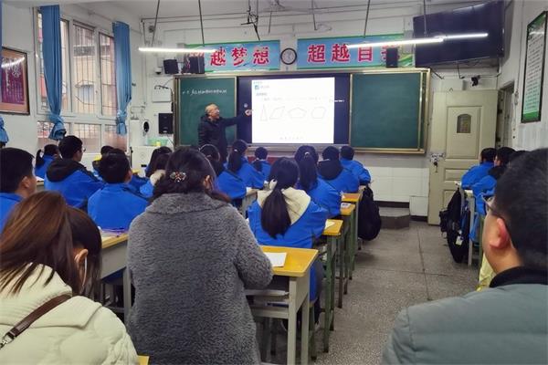 1702638255948880.jpg 万三中向毅老师 (2)_proc.jpg