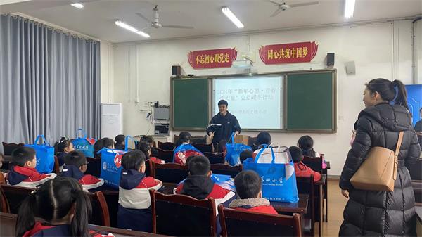 1705882512541520.jpg 图二:小苏童将礼物送给小朋友.jpg