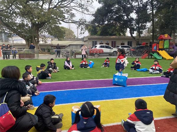 1705882521956286.jpg 图三:孩子们一起做游戏.jpg