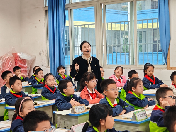 1761555486503920.jpg 实验学校李涛老师上示范课.jpg
