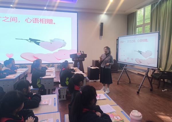 1761809016348078.jpg 粟莉老师上示范课.jpg