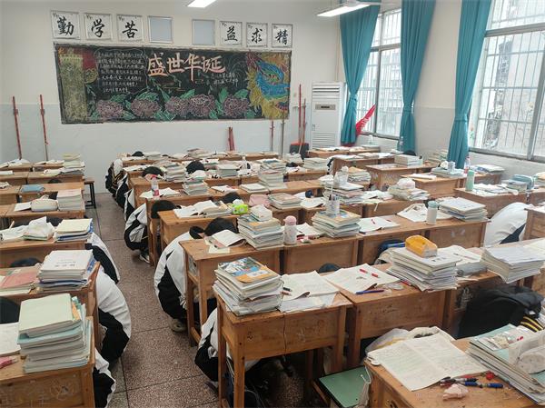 1763648714701154.jpg 达川中学举行2025年秋季防地震、火灾应急疏散演练3.jpg