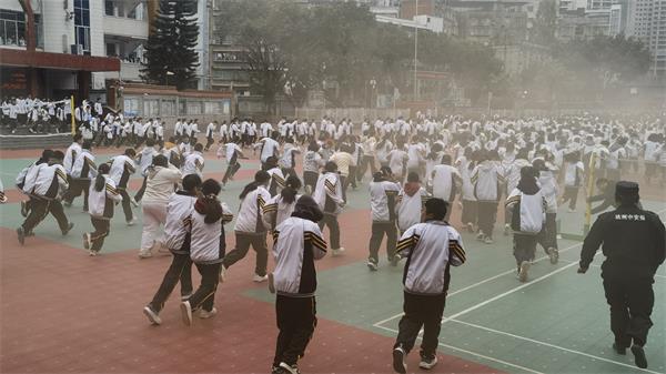 1763649534353659.jpg 达川中学举行2025年秋季防地震、火灾应急疏散演练6.jpg