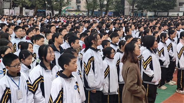 1763649556783132.jpg 达川中学举行2025年秋季防地震、火灾应急疏散演练7.jpg