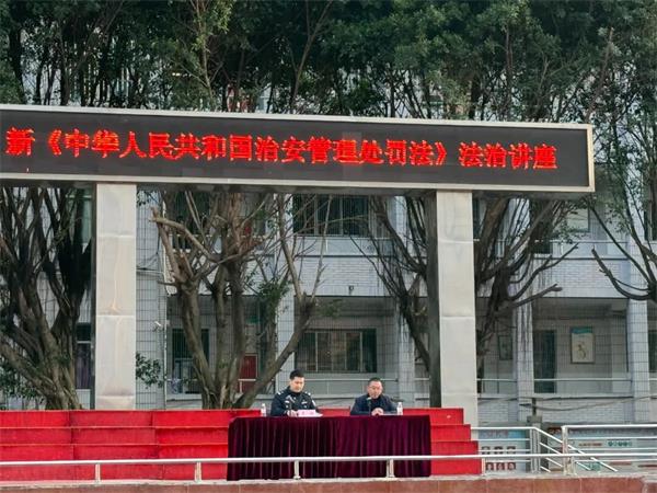 1763699732801614.jpg 法治讲座 (2).jpg