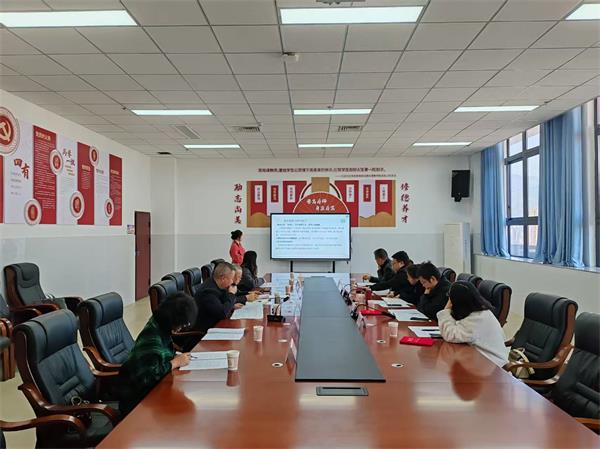 1764633531824518.jpg 课题组成员张歆为课题《基于国家中小学智慧教育平台的初中教师课堂教学应用研究》作报告.jpg