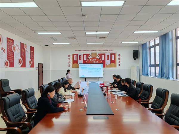 1764633551224417.jpg 潘学燕为课题《数智赋能初中劳动教育课程资源开发实践研究》作报告.jpg