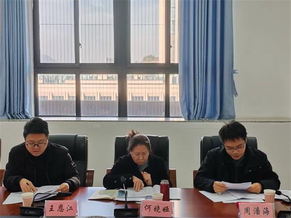 1764633587151263.jpg 达州市电化教育与技术装备中心教育技术研究与实践教育室主任、正高级教师何晓娅主持会议.jpg