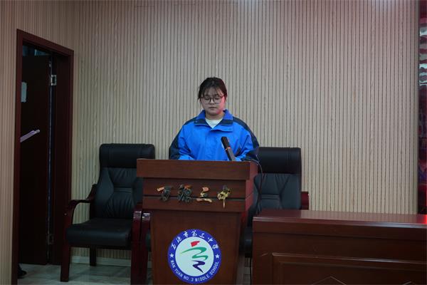 1765291766259676.jpg 新团员代表.JPG