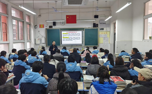 1766995402160977.jpg 班主任与家长交流 2.jpg