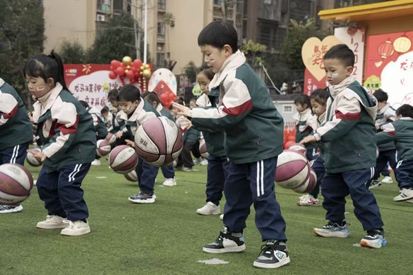 1766998362255578.jpg 幼儿篮球操表演1.jpg