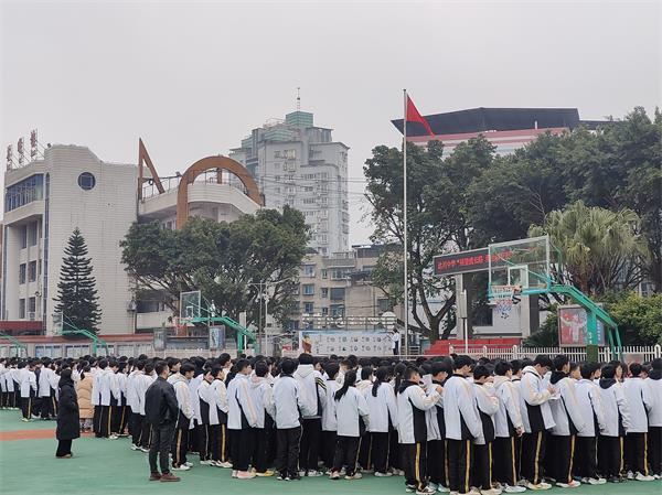 1767603161538414.jpg 达川中学举行“回望成长路,勇赴新征程”主题升旗仪式4.jpg