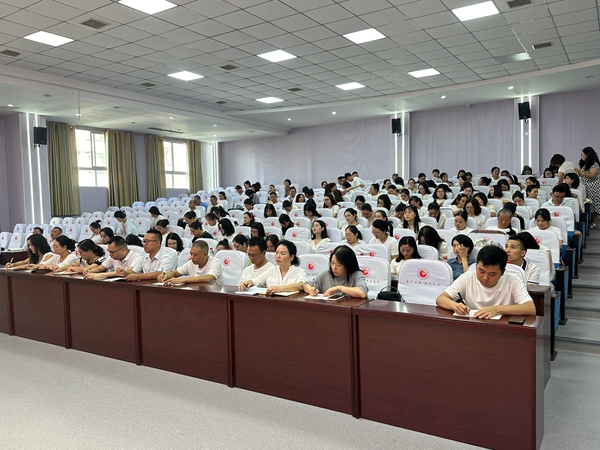 1788162736633651.jpg 全体教师认真参与暑假政治学习.jpg