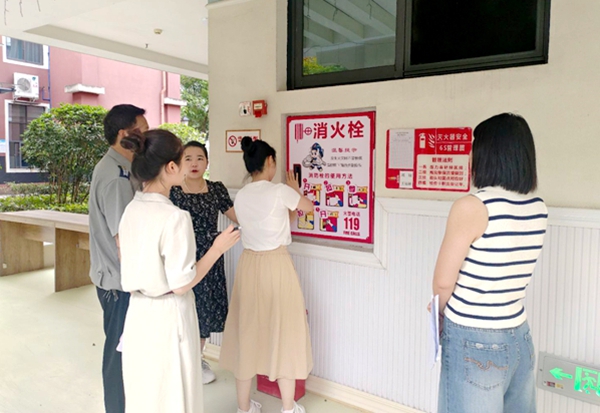 1788165543707852.jpg 领导全园巡查.jpg