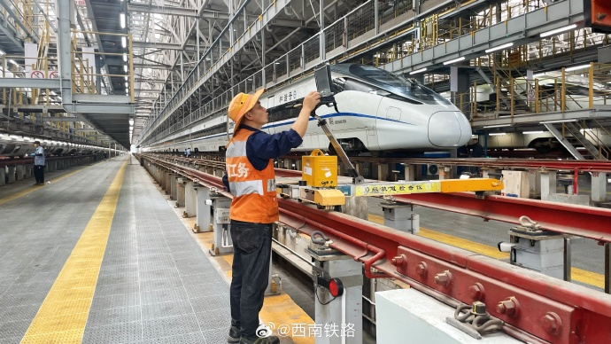 �ɶ���·����ѧУ