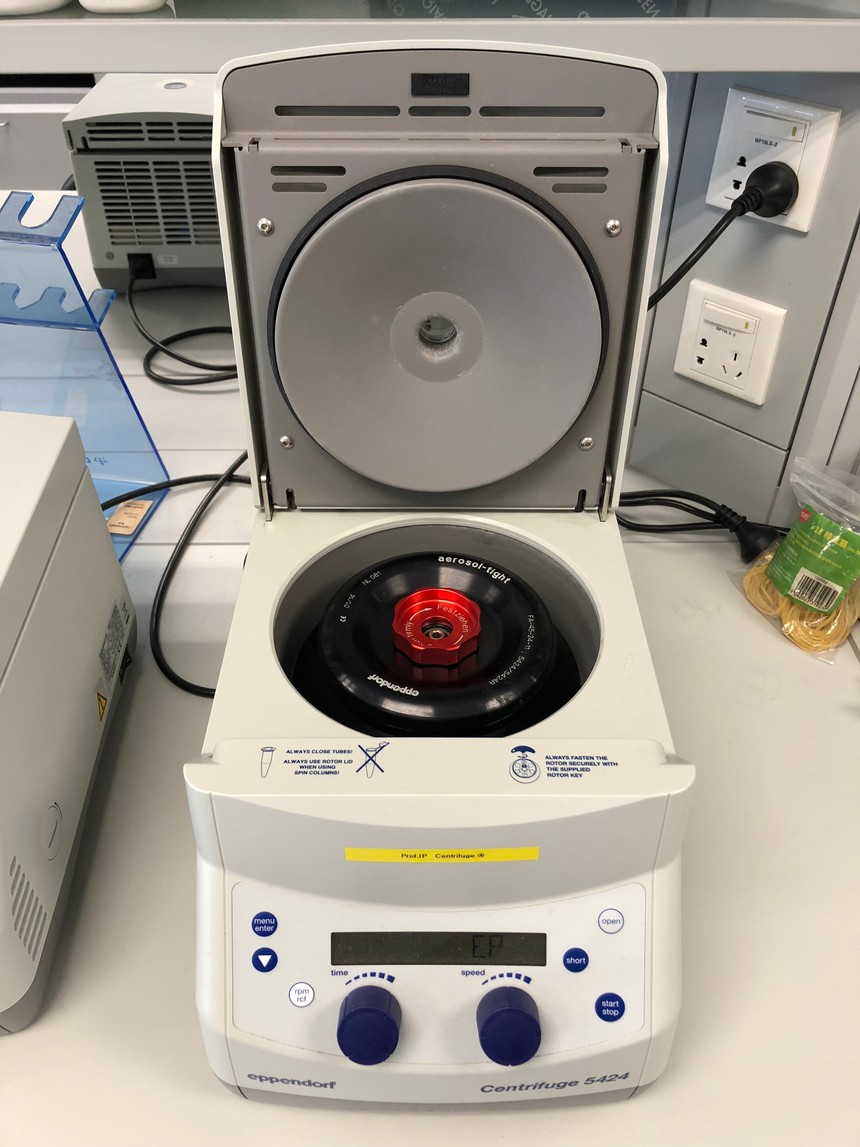 Eppendorf centrifuge 5424.jpg