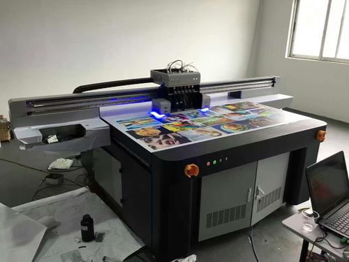 UV万能平板打印机生产厂家：科技创新引领产业升级（松普）