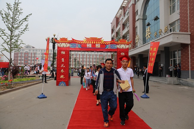 保定贺阳衡水一中高级中学举行成人礼