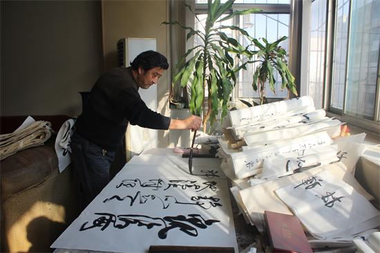 路峰一笔书法展情怀