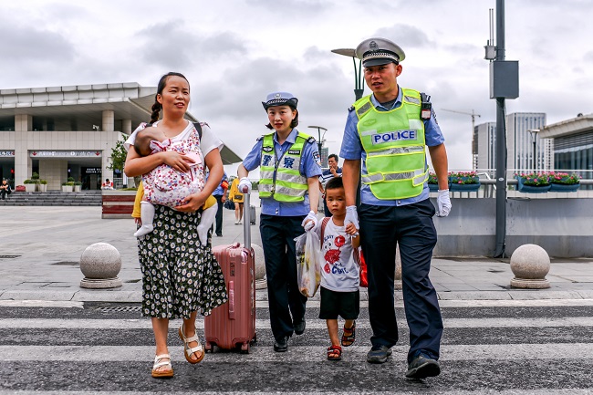 《助人为乐》 作者:顾荣明.jpg