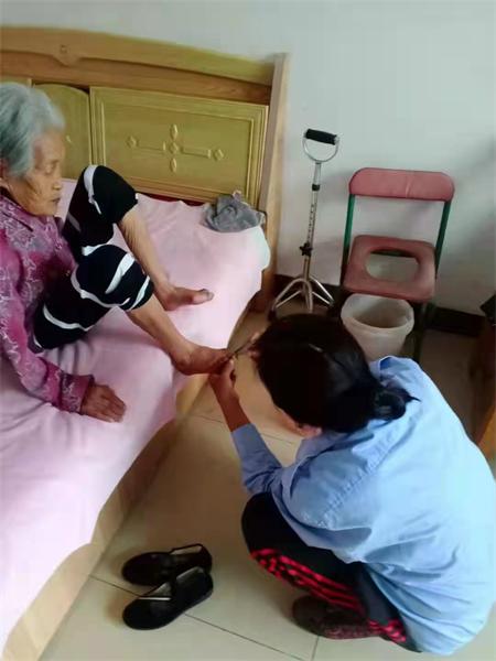 最美孝顺好儿女魏玉英伺候老人是一种幸福