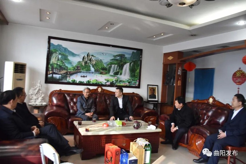 在老干部徐二泉,刘同孝,张进川,董护民家中,县委书记陈江河与他们亲切