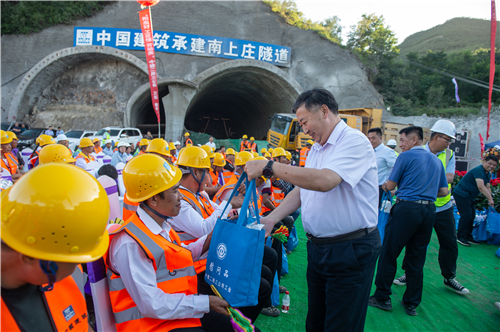 |中建二局三公司“三送”慰问演出暨阳泉绕城改线工程职工技能竞赛活动顺利举行