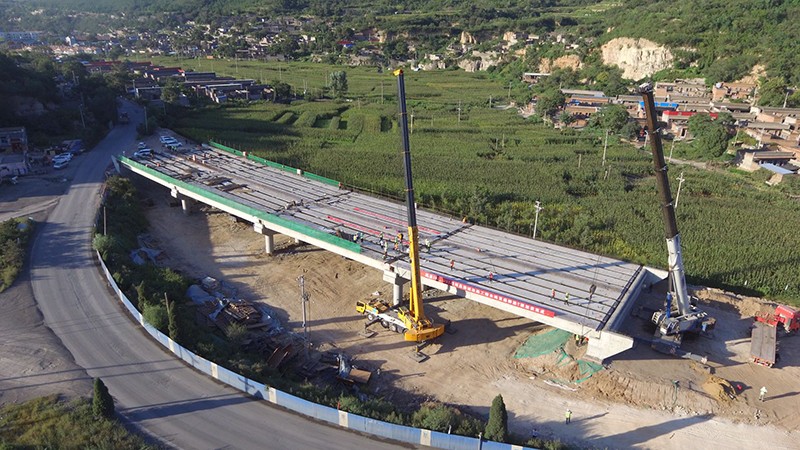 |中建二局三公司阳泉绕城改线工程率先完成全线首座桥梁架设任务