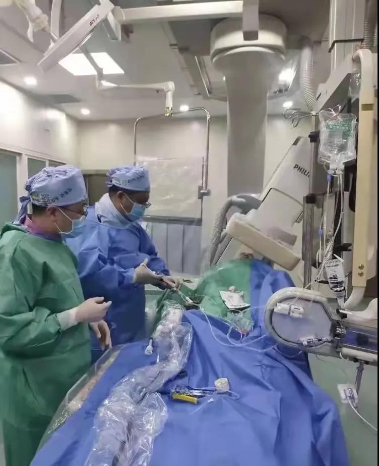 导管室在呼吸机支持下行急诊冠脉支架介入手术.jpg