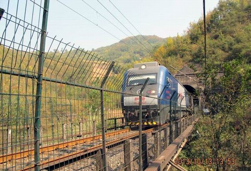 1578047982729623.jpg 和谐号从火石岩隧道驶出.jpg