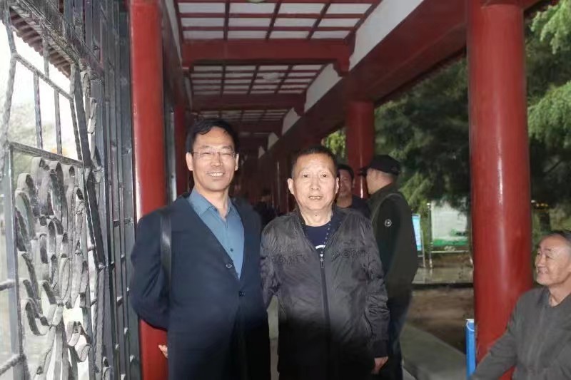 本文作者李亞民（左)和李永安在西安豐慶公園合影.jpg