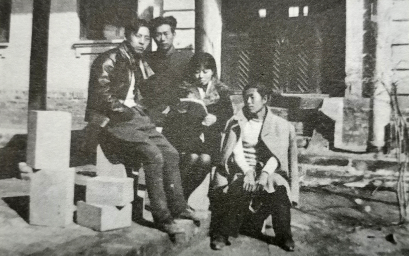 1938年3月，端木蕻良和蕭紅、聶紺弩、田間在西安“女子中學”.png