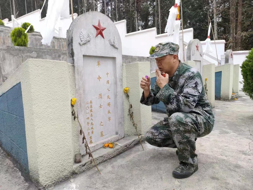 会长兼秘书长杨育富及会员彭泓玮,苟世友一行四人辗转麻栗坡县猛硐乡