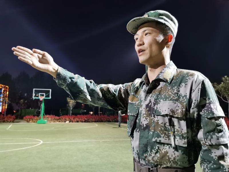 1587028344837257.jpg 民兵教练员进行讲解示范.jpg