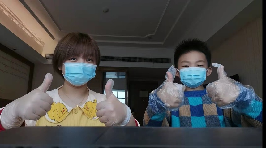 1637826085611871.jpg 2.新密市金凤路小学党员志愿者钱金金与孩子一起做手指操.jpg