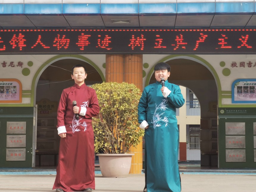 1645588433408010.jpg 606班相声表演.jpg