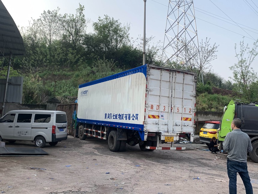 重庆佰仕威物流有限公司车身广告案例.jpg 重庆佰仕威物流有限公司车身广告案例.jpg