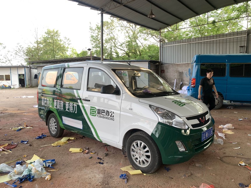 富巴办公车身广告斜侧面 富巴办公车身广告斜侧面