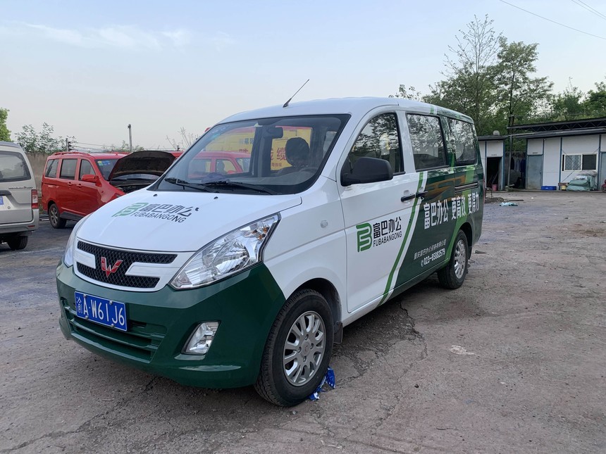 富巴办公车身广告斜侧面.jpg 富巴办公车身广告斜侧面.jpg