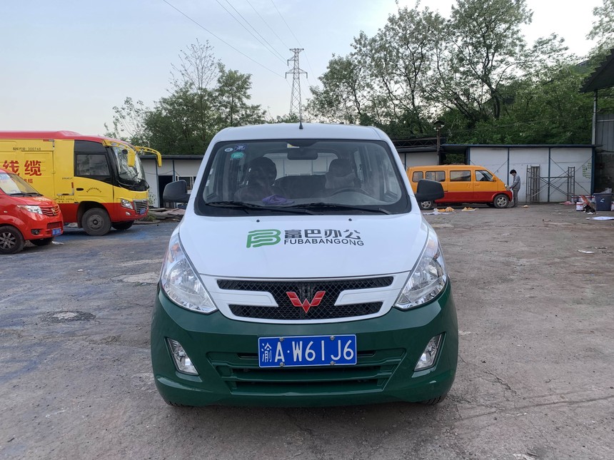 富巴办公车身广告正面 富巴办公车身广告正面