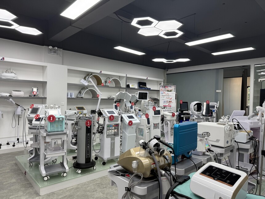 震澳全品类美容仪器产品陈列图.jpg 震澳全品类美容仪器产品陈列图.jpg