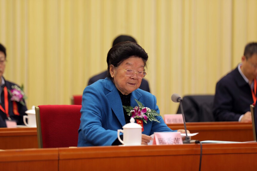 2.第十届全国人大常委会副委员长、国际科学与和平周中国组委会主席顾秀莲致开幕词并宣布开幕.JPG