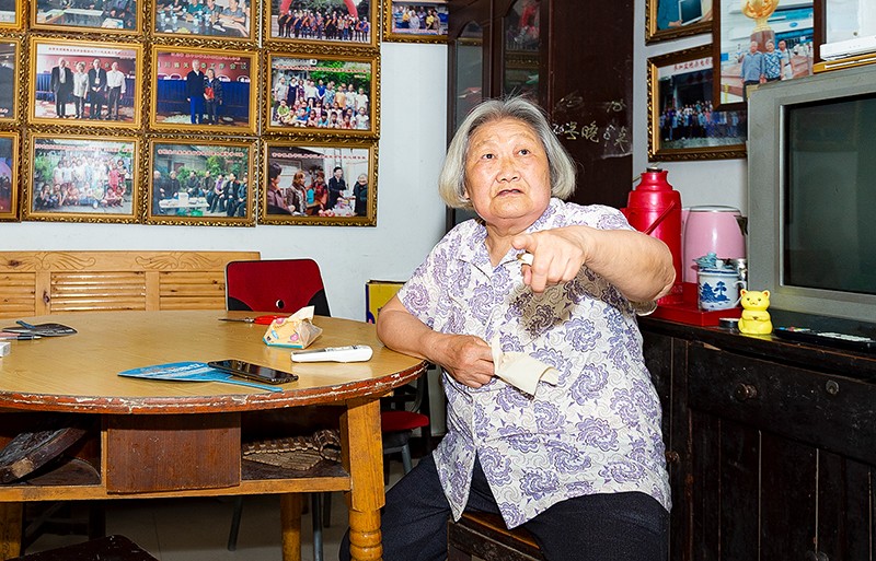 7后街社区居民宋淑芳介绍后街情况(摄影-廖志全).jpg