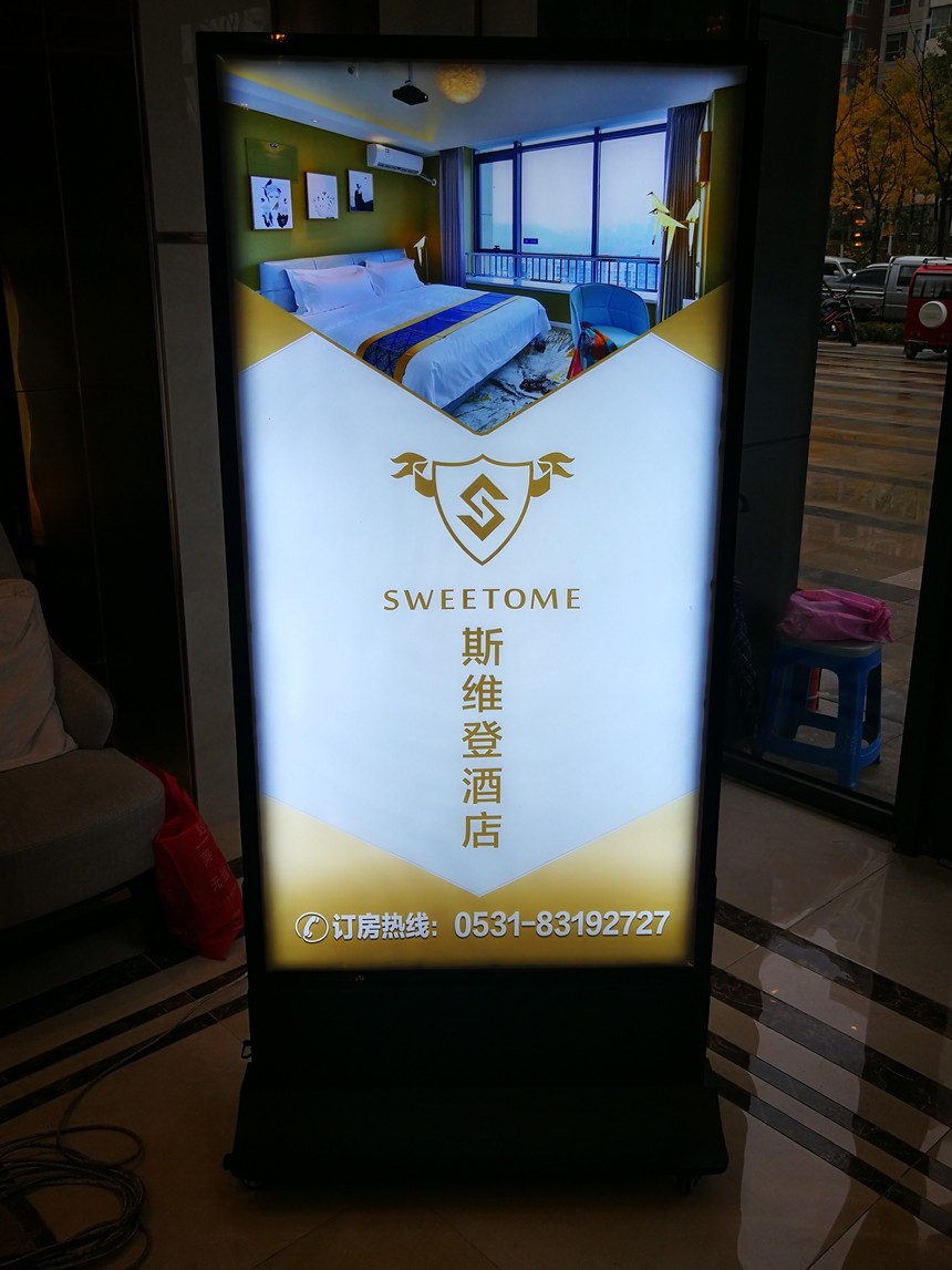落地滚动灯箱