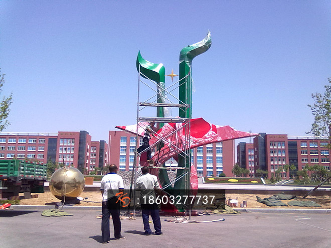 1632727459410690.jpg 咸海市实验中学不锈钢雕塑.jpg