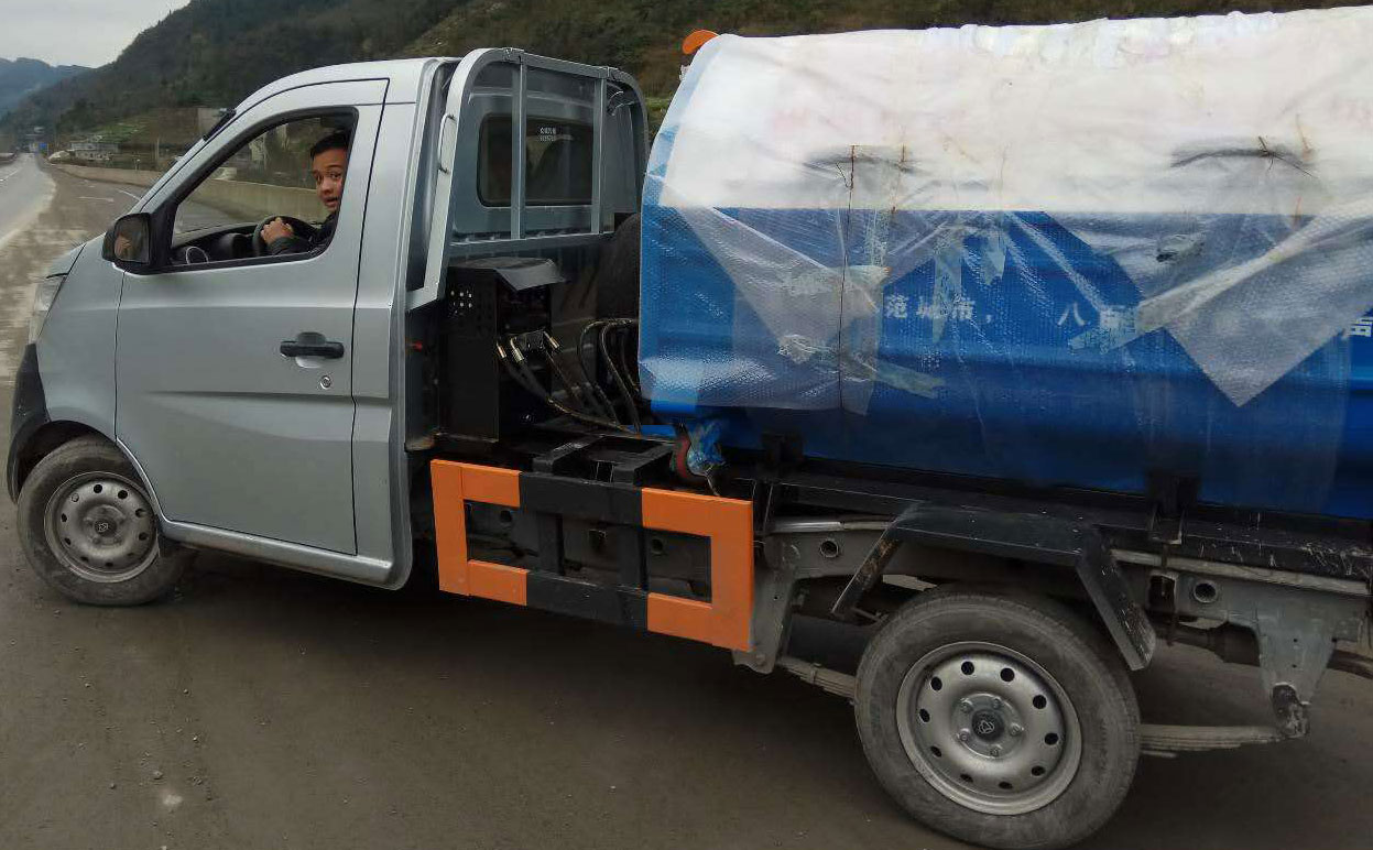 贵州遵义市项目-车厢可卸式垃圾车